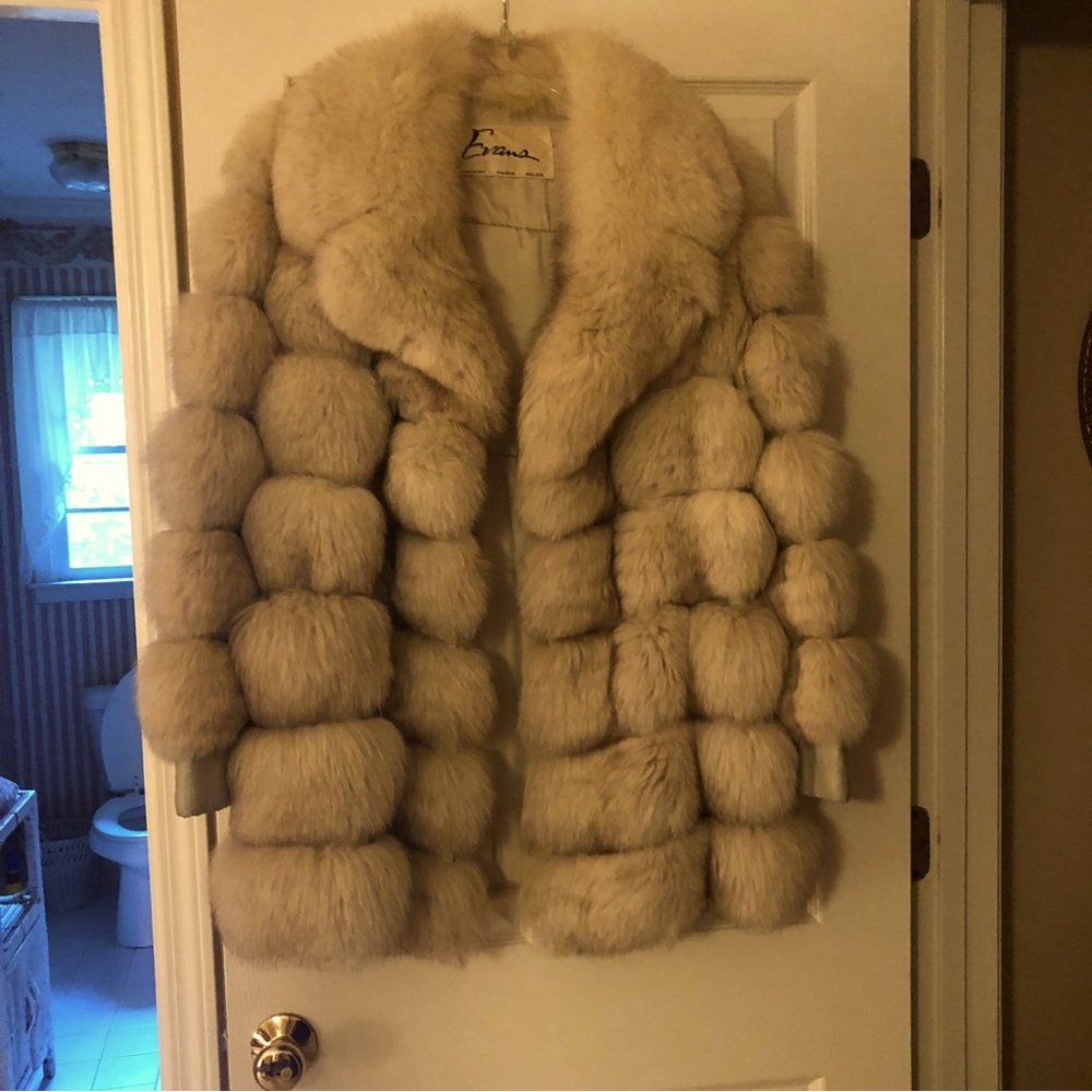 Beautiful fox 3/4 coat w/leather cuffs